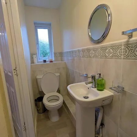 Spacious 4 Bed Riverside Manchester