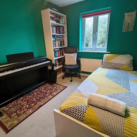 Spacious 4 Bed Riverside Nyaraló