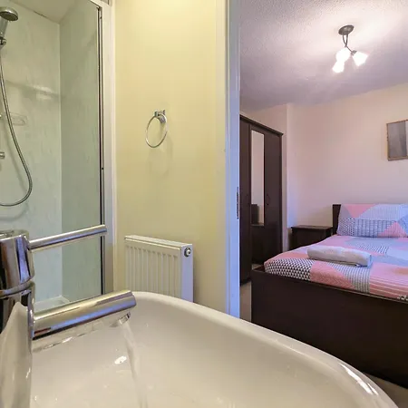 Spacious 4 Bed Riverside Manchester