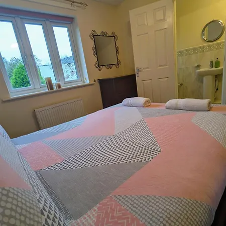 Spacious 4 Bed Riverside Holiday home Manchester
