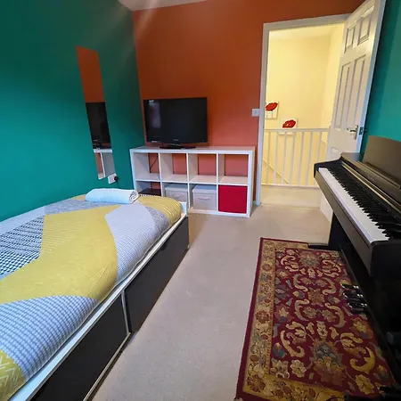 Spacious 4 Bed Riverside * Manchester