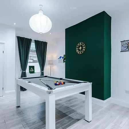 Sleeps 6, Pool Table, Free Parking, Perfect For Groups, Long Term Disc Manchester