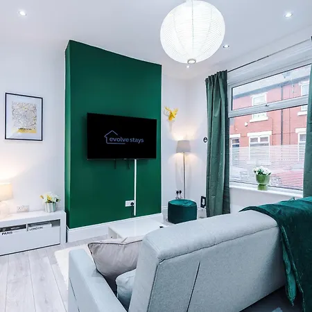 Sleeps 6, Pool Table, Free Parking, Perfect For Groups, Long Term Disc *