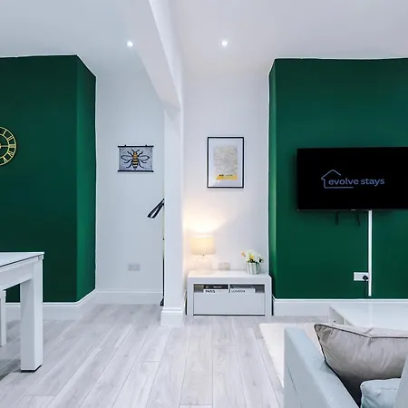 Sleeps 6, Pool Table, Free Parking, Perfect For Groups, Long Term Disc *