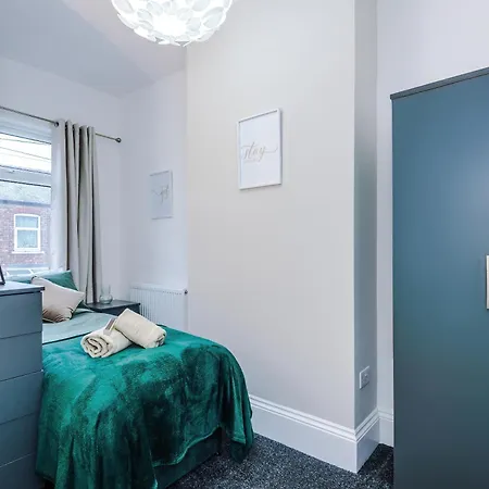 Sleeps 6, Pool Table, Free Parking, Perfect For Groups, Long Term Disc