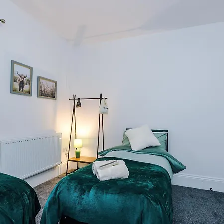 Apartment Sleeps 6, Pool Table, Free Parking, Perfect For Groups, Long Term Disc