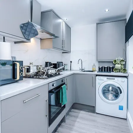 Sleeps 6, Pool Table, Free Parking, Perfect For Groups, Long Term Disc Apartment Manchester