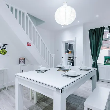 Sleeps 6, Pool Table, Free Parking, Perfect For Groups, Long Term Disc * Manchester