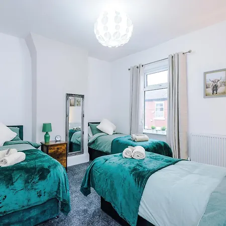 Daire Sleeps 6, Pool Table, Free Parking, Perfect For Groups, Long Term Disc