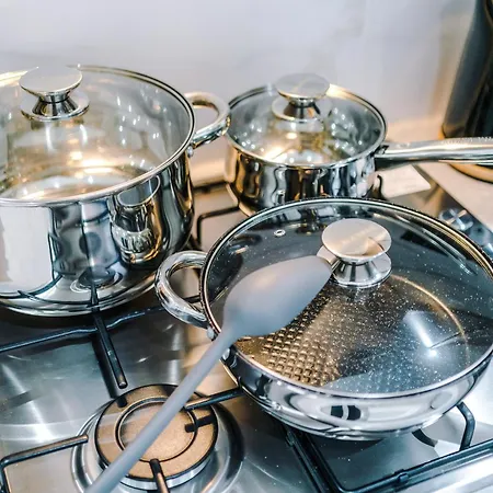 Apartment Sleeps 6, Pool Table, Free Parking, Perfect For Groups, Long Term Disc *