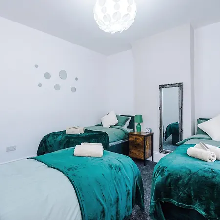Apartment Sleeps 6, Pool Table, Free Parking, Perfect For Groups, Long Term Disc Manchester