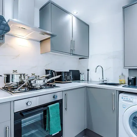 Sleeps 6, Pool Table, Free Parking, Perfect For Groups, Long Term Disc * Manchester