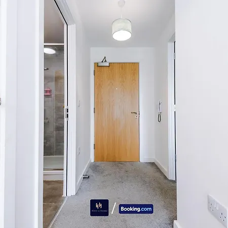 Apartment Modern 1 Bed With Balcony By Host A