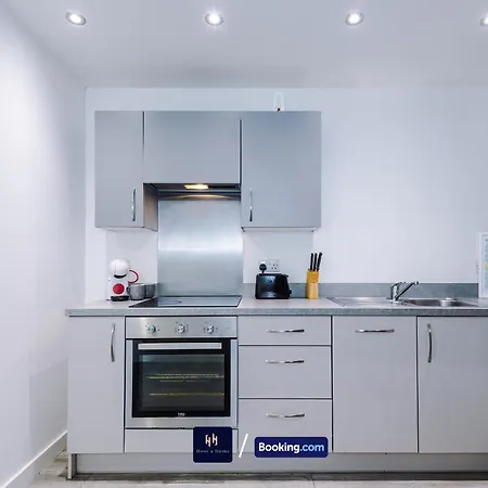 Large 2 Bedroom With Balcony By Host A Apartment Manchester
