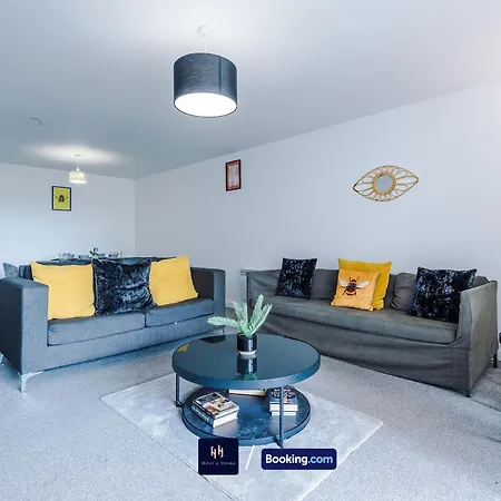 Large 2 Bedroom With Balcony By Host A