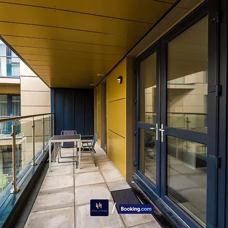 Large 2 Bedroom With Balcony By Host A Apartment