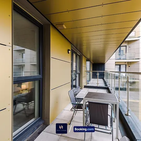 Large 2 Bedroom With Balcony By Host A *