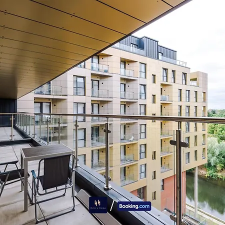 Apartment Large 2 Bedroom With Balcony By Host A