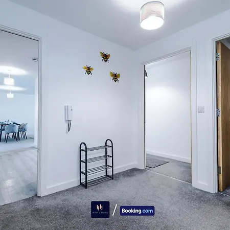 Large 2 Bedroom With Balcony By Host A *