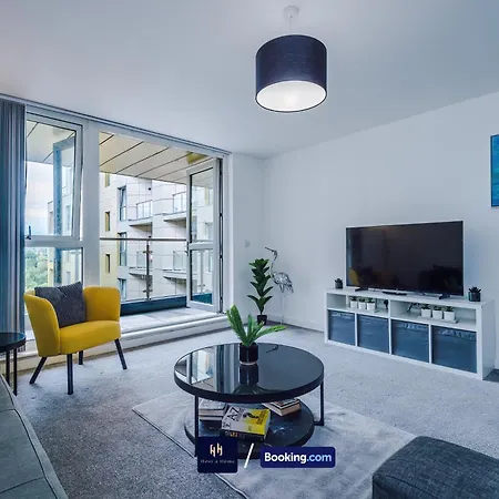 Large 2 Bedroom With Balcony By Host A * Manchester