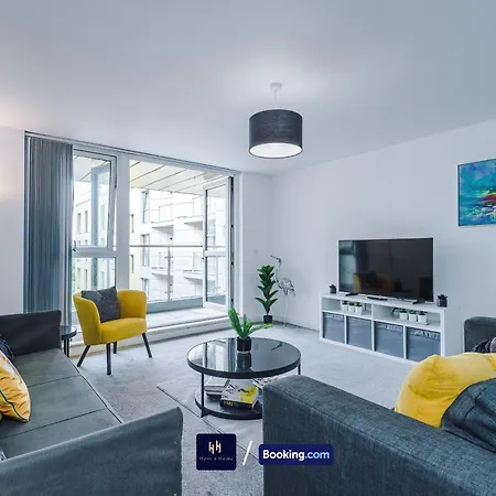 Large 2 Bedroom With Balcony By Host A Apartment *