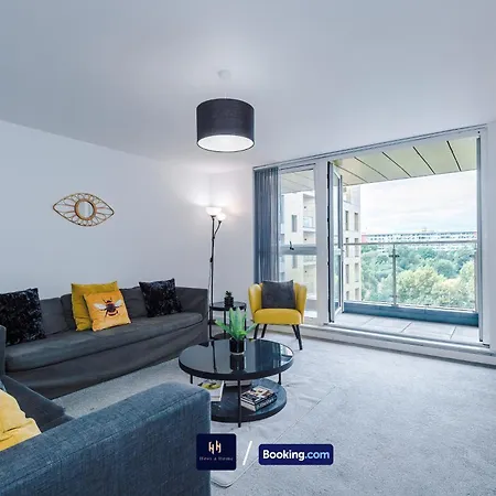 Large 2 Bedroom With Balcony By Host A * Manchester