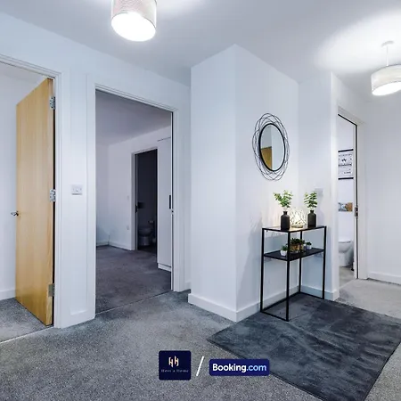 Apartment Large 2 Bedroom With Balcony By Host A