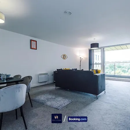 Large 2 Bedroom With Balcony By Host A Apartment Manchester