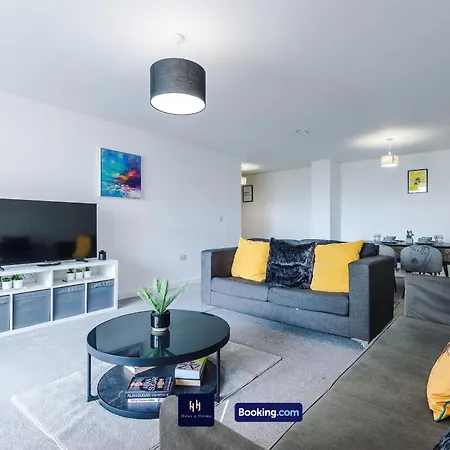 Large 2 Bedroom With Balcony By Host A *