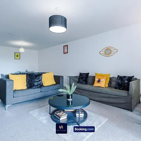 Large 2 Bedroom With Balcony By Host A Apartment Manchester