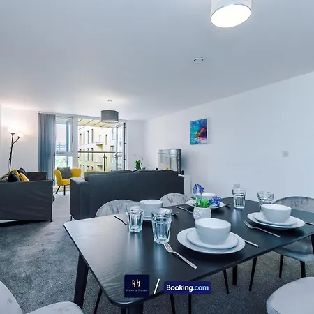 Large 2 Bedroom With Balcony By Host A *