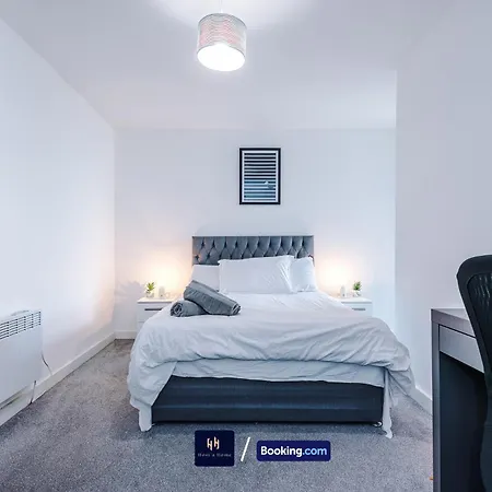 Large 2 Bedroom With Balcony By Host A Apartment