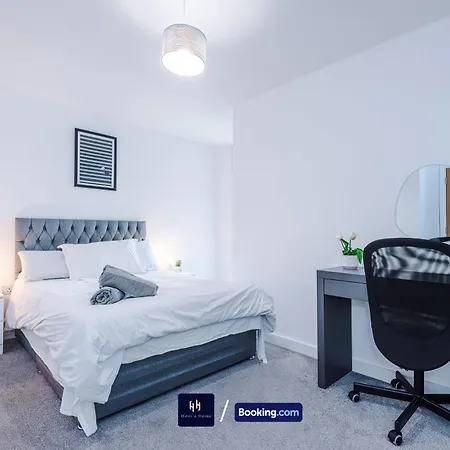 Large 2 Bedroom With Balcony By Host A Apartment Manchester