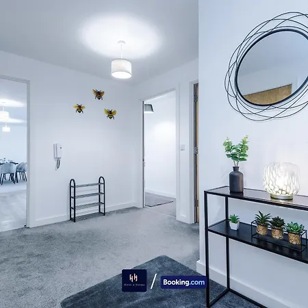 Large 2 Bedroom With Balcony By Host A * Manchester