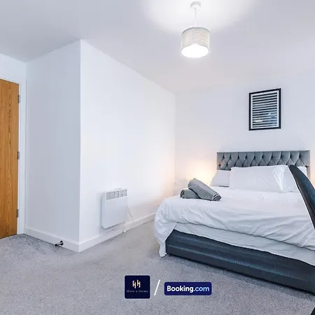 Large 2 Bedroom With Balcony By Host A