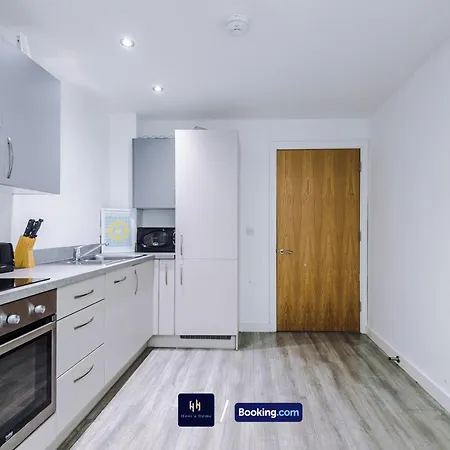 Large 2 Bedroom With Balcony By Host A * Manchester