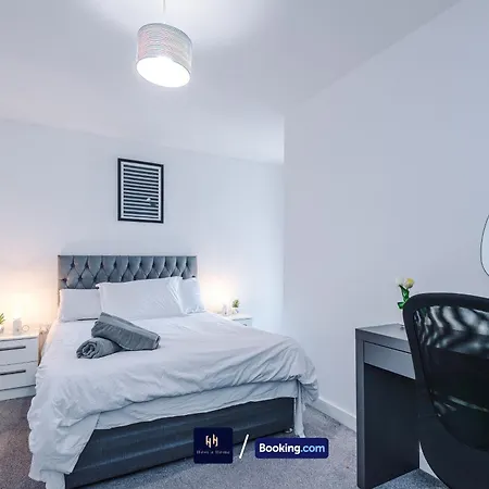 Apartment Large 2 Bedroom With Balcony By Host A