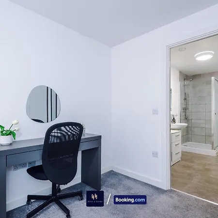 Large 2 Bedroom With Balcony By Host A Manchester