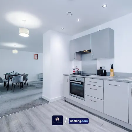 Large 2 Bedroom With Balcony By Host A Apartment *
