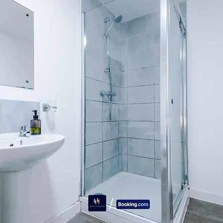 Large 2 Bedroom With Balcony By Host A *