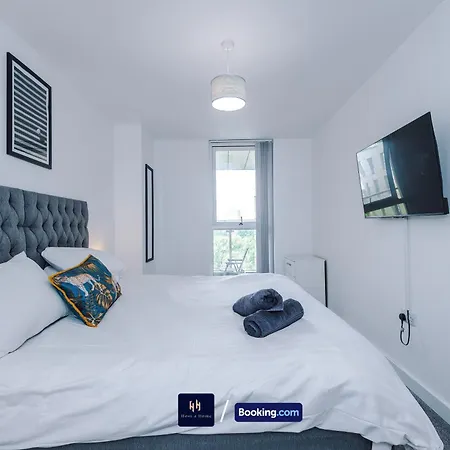 Large 2 Bedroom With Balcony By Host A Apartment