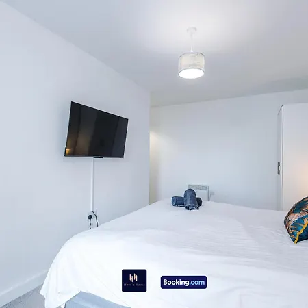 Apartment Large 2 Bedroom With Balcony By Host A *