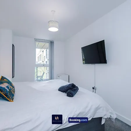 Large 2 Bedroom With Balcony By Host A * Manchester