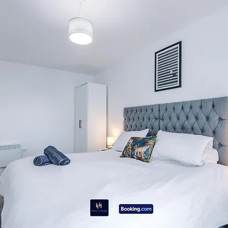 Apartment Large 2 Bedroom With Balcony By Host A *