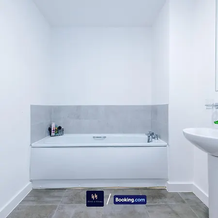 Large 2 Bedroom With Balcony By Host A