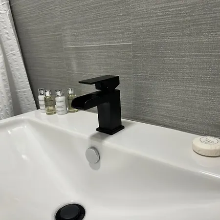 Levenshulme House - 2 Bedroom - Sleeps 6 - Free Parking & Wifi *