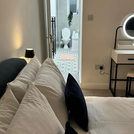Levenshulme House - 2 Bedroom - Sleeps 6 - Free Parking & Wifi Holiday home Manchester