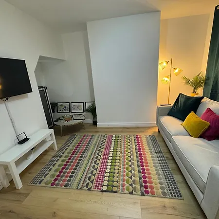 Levenshulme House - 2 Bedroom - Sleeps 6 - Free Parking & Wifi Holiday home Manchester
