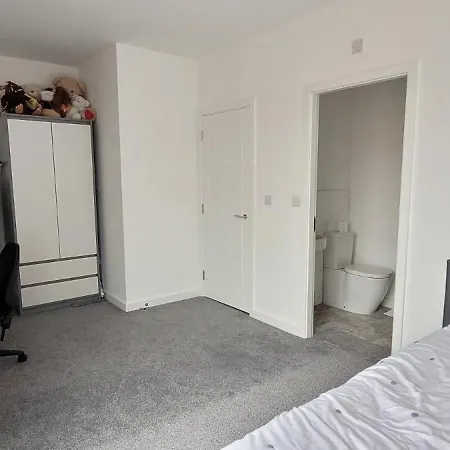 Stretford Townhouse Bedroom Homestay *