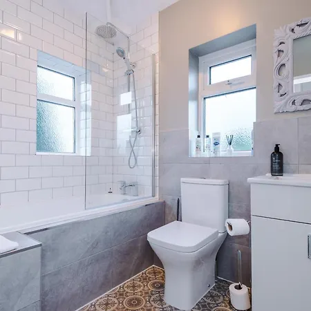 New! 4-bed In By 53 Degrees Property, Ideal For Business & Long Term Contractor Stays, Sleeps 10!